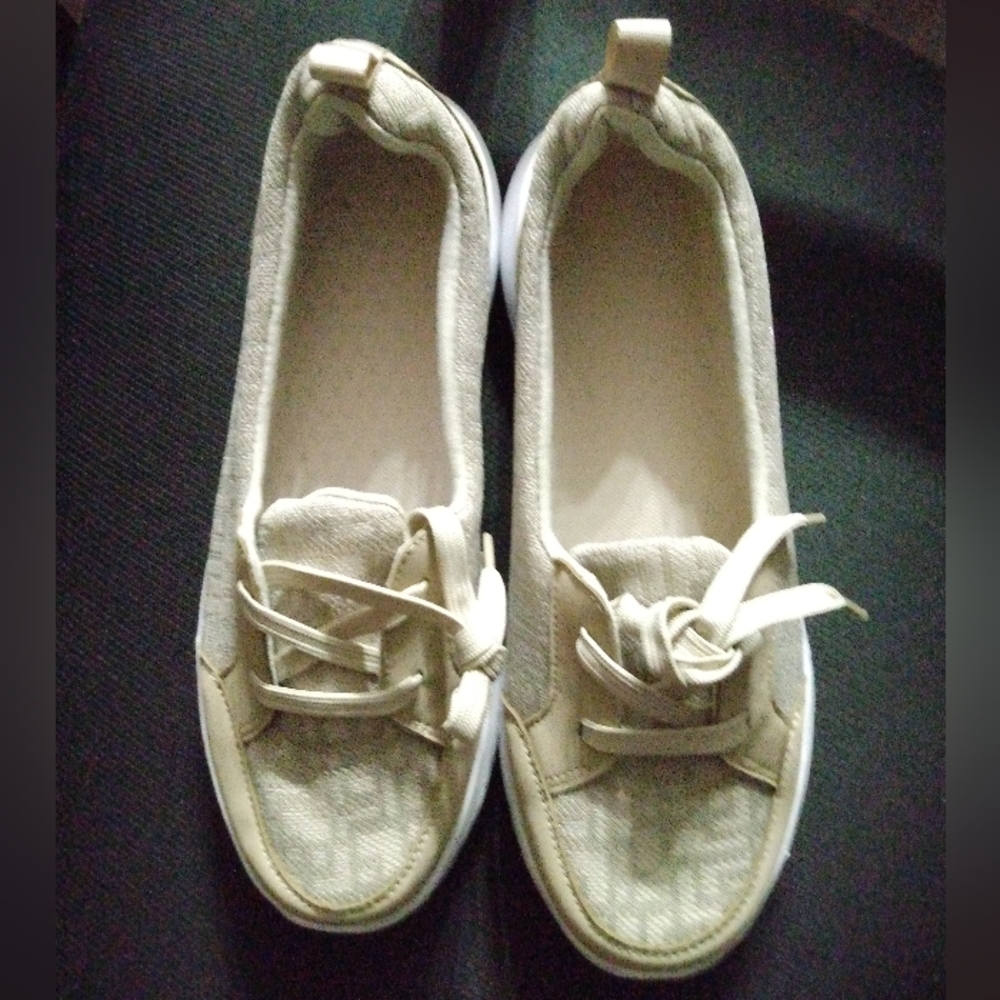 Flexible sole canvas shoes